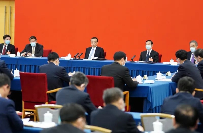 3月6日，中共中央政治局常委、國務院總理李克強看望出席全國政協(xié)十三屆四次會議的經(jīng)濟界委員并參加討論。新華社記者 燕雁 攝
