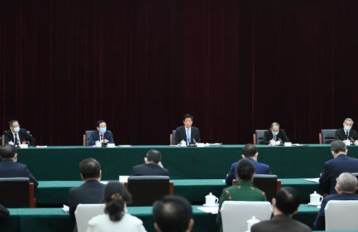 3月6日，中共中央政治局常委、全國人大常委會委員長栗戰(zhàn)書看望出席全國政協(xié)十三屆四次會議的致公黨、僑聯(lián)、對外友好界委員并參加討論。新華社記者 申宏 攝