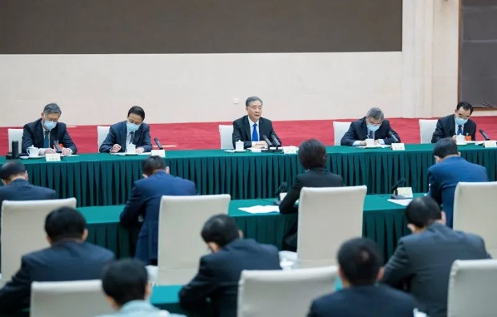 3月6日，中共中央政治局常委、全國政協(xié)主席汪洋看望出席全國政協(xié)十三屆四次會議的民進、九三學社界委員并參加討論。新華社記者 高潔 攝