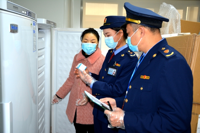 圖為執(zhí)法人員在一家醫(yī)療機構(gòu)檢查新冠病毒檢測試劑儲存情況。