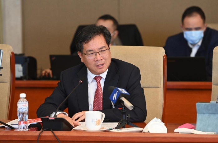 圖為丁列明代表在小組討論中發(fā)言。