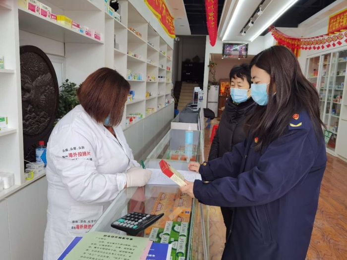 圖為執(zhí)法人員檢查藥店藥品進貨渠道、采購、儲存等重點環(huán)節(jié)。