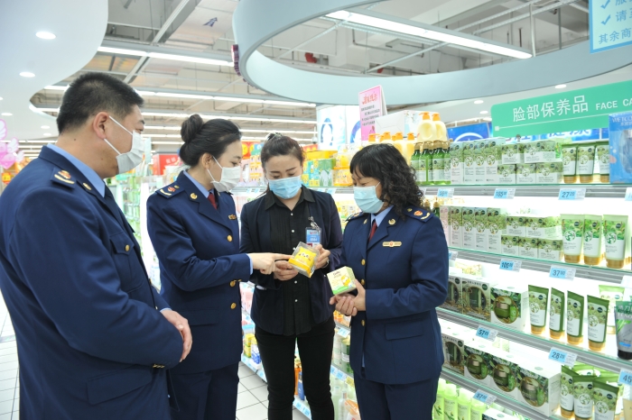 圖為該局工作人員在大型商超化妝品專柜進(jìn)行檢查。