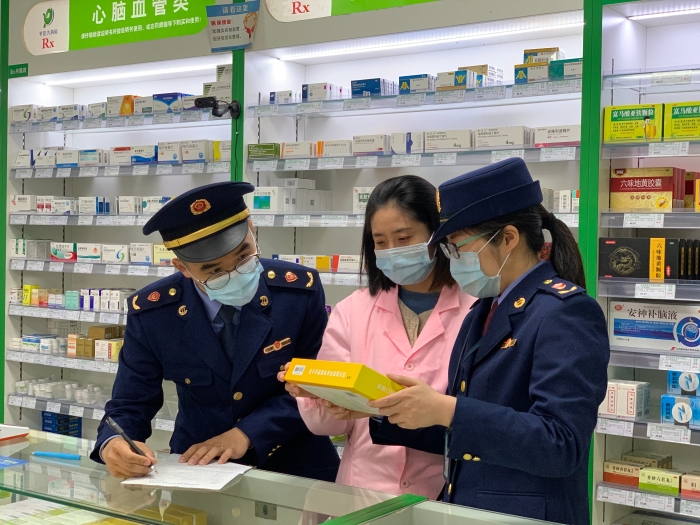 圖為該分局執(zhí)法人員對相關(guān)藥品銷售情況進行核查。