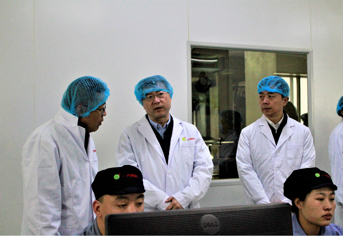 圖為調(diào)研組在企業(yè)生產(chǎn)車(chē)間了解企業(yè)生產(chǎn)情況。