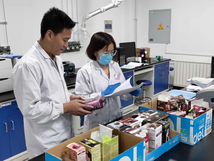 圖為實(shí)驗(yàn)人員正在開展化妝品檢驗(yàn)工作。（郭凱寧攝）