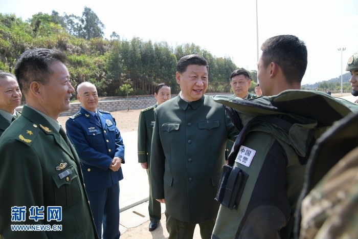 3月24日，中共中央總書記、國家主席、中央軍委主席習(xí)近平到武警第二機(jī)動總隊視察。這是習(xí)近平察看部隊訓(xùn)練情況?！⌒氯A社記者 李剛 攝