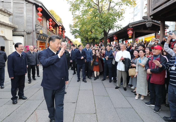 3月22日至25日，中共中央總書記、國家主席、中央軍委主席習近平在福建考察。這是24日下午，習近平在福州三坊七巷歷史文化街區(qū)考察時，向游客和市民招手致意。新華社記者 鞠鵬 攝