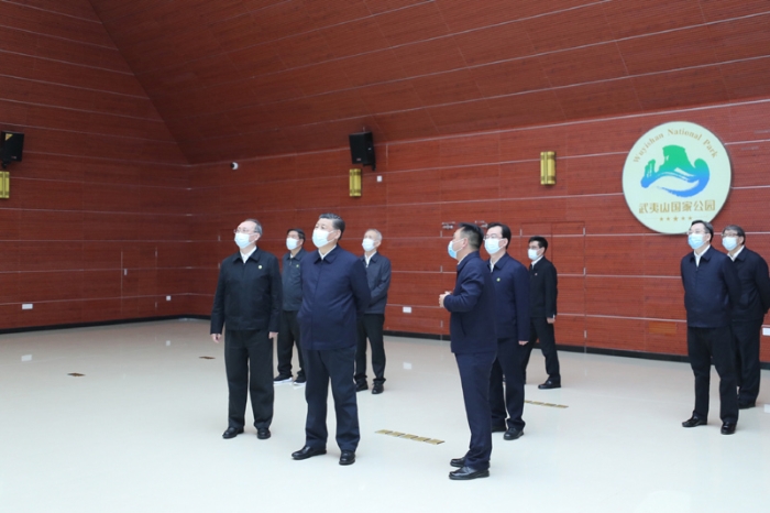 3月22日至25日，中共中央總書記、國家主席、中央軍委主席習近平在福建考察。這是22日下午，習近平在南平武夷山國家公園智慧管理中心，察看智慧管理平臺運行情況。新華社記者 鞠鵬 攝