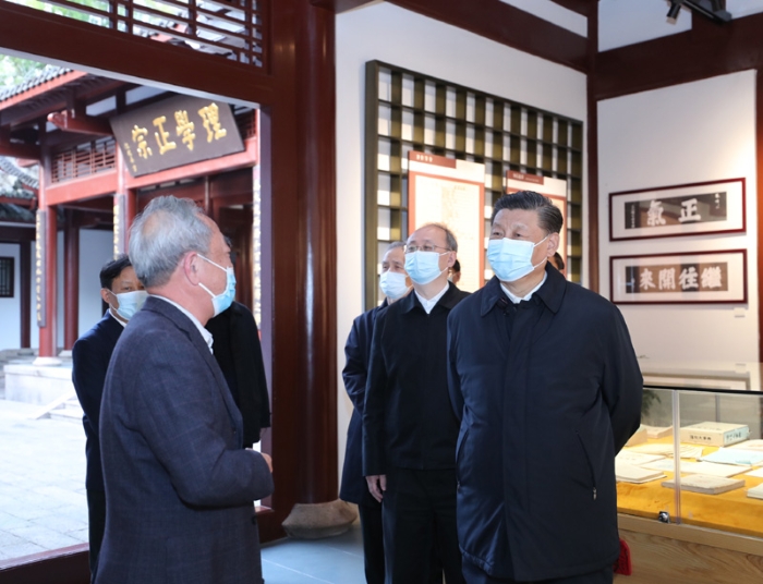 3月22日至25日，中共中央總書記、國家主席、中央軍委主席習近平在福建考察。這是22日下午，習近平在南平武夷山朱熹園，了解朱熹生平及理學研究等情況。新華社記者 鞠鵬 攝