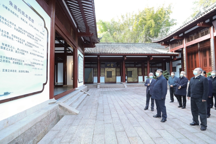 3月22日至25日，中共中央總書記、國家主席、中央軍委主席習近平在福建考察。這是22日下午，習近平在南平武夷山朱熹園，了解朱熹生平及理學研究等情況。新華社記者鞠鵬 攝