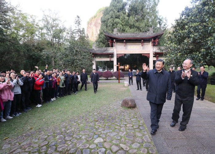 3月22日至25日，中共中央總書記、國家主席、中央軍委主席習近平在福建考察。這是22日下午，習近平在南平武夷山朱熹園考察時，向游客招手致意。新華社記者 王曄 攝