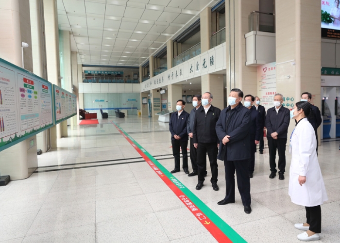 3月22日至25日，中共中央總書記、國家主席、中央軍委主席習近平在福建考察。這是23日上午，習近平在三明沙縣總醫(yī)院住院樓一層大廳，聽取醫(yī)改情況介紹。新華社記者 王曄 攝