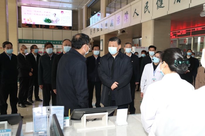 3月22日至25日，中共中央總書記、國家主席、中央軍委主席習近平在福建考察。這是23日上午，習近平在三明沙縣總醫(yī)院住院樓一層大廳，聽取醫(yī)改情況介紹。新華社記者王曄 攝