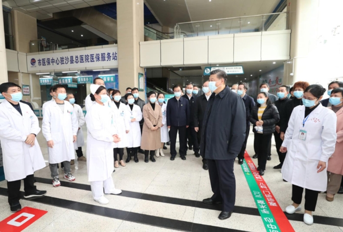 3月22日至25日，中共中央總書記、國家主席、中央軍委主席習近平在福建考察。這是23日上午，習近平在三明沙縣總醫(yī)院住院樓一層大廳，聽取醫(yī)改情況介紹。新華社記者 王曄
