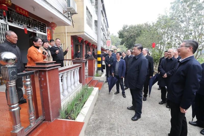 3月22日至25日，中共中央總書記、國家主席、中央軍委主席習近平在福建考察。這是23日下午，習近平在三明沙縣夏茂鎮(zhèn)俞邦村考察時，同村民親切交流。新華社記者 王曄 攝