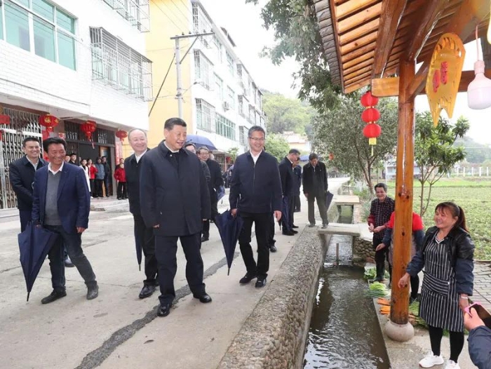 3月22日至25日，中共中央總書記、國家主席、中央軍委主席習近平在福建考察。這是23日下午，習近平在三明沙縣夏茂鎮(zhèn)俞邦村考察時，同村民親切交流。新華社記者王曄 攝