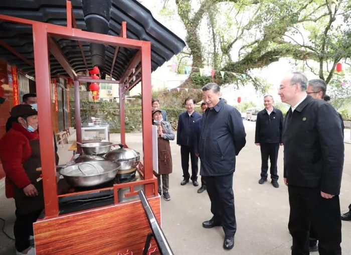 3月22日至25日，中共中央總書記、國家主席、中央軍委主席習近平在福建考察。這是23日下午，習近平在三明沙縣夏茂鎮(zhèn)俞邦村考察時，在小吃攤邊同鄉(xiāng)親們親切交談。新華社記者 王曄 攝