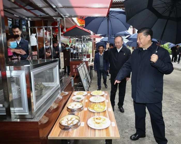3月22日至25日，中共中央總書記、國家主席、中央軍委主席習近平在福建考察。這是23日下午，習近平在三明沙縣夏茂鎮(zhèn)俞邦村考察時，在小吃攤邊同鄉(xiāng)親們親切交談。新華社記者 鞠鵬 攝