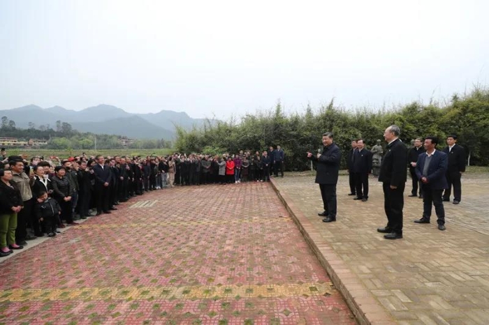 3月22日至25日，中共中央總書記、國家主席、中央軍委主席習近平在福建考察。這是23日下午，習近平在三明沙縣夏茂鎮(zhèn)俞邦村考察時，同鄉(xiāng)親們親切交流。新華社記者 王曄 攝