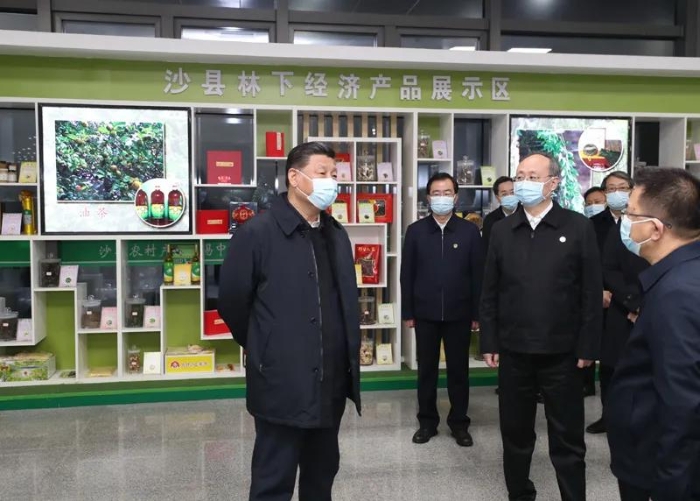 3月22日至25日，中共中央總書記、國家主席、中央軍委主席習近平在福建考察。這是23日下午，習近平在三明沙縣農村產權交易中心考察。新華社記者 王曄 攝