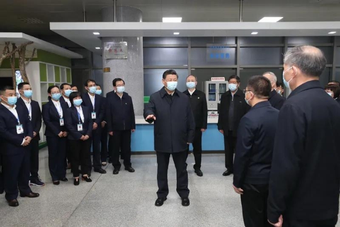 3月22日至25日，中共中央總書記、國家主席、中央軍委主席習近平在福建考察。這是23日下午，習近平在三明沙縣農村產權交易中心考察時，同工作人員、辦事群眾等親切交流。新華社記者 王曄 攝