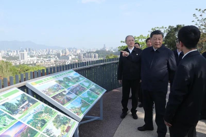 3月22日至25日，中共中央總書記、國家主席、中央軍委主席習近平在福建考察。這是24日下午，習近平在福州福山郊野公園觀景平臺，聽取城市生態(tài)公園規(guī)劃建設、城市水系綜合治理情況匯報。新華社記者 鞠鵬 攝