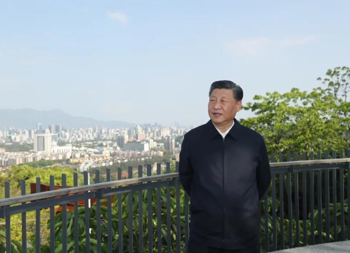 3月22日至25日，中共中央總書記、國家主席、中央軍委主席習近平在福建考察。這是24日下午，習近平在福州福山郊野公園觀景平臺，聽取城市生態(tài)公園規(guī)劃建設、城市水系綜合治理情況匯報。新華社記者鞠鵬 攝