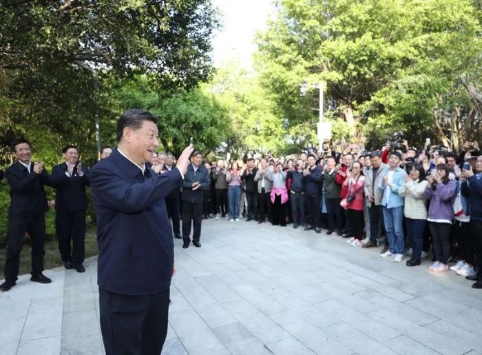 3月22日至25日，中共中央總書記、國家主席、中央軍委主席習近平在福建考察。這是24日下午，習近平在福州福山郊野公園考察時，向市民們招手致意。新華社記者 鞠鵬 攝