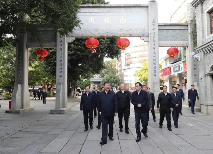 3月22日至25日，中共中央總書記、國家主席、中央軍委主席習近平在福建考察。這是24日下午，習近平在福州三坊七巷歷史文化街區(qū)步行察看南后街。新華社記者 王曄 攝