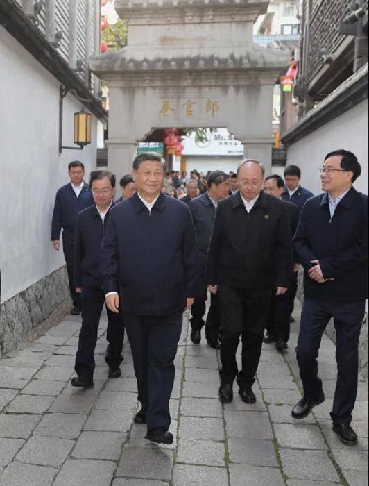 3月22日至25日，中共中央總書記、國家主席、中央軍委主席習近平在福建考察。這是24日下午，習近平在福州三坊七巷歷史文化街區(qū)步行察看郎官巷。新華社記者 王曄 攝