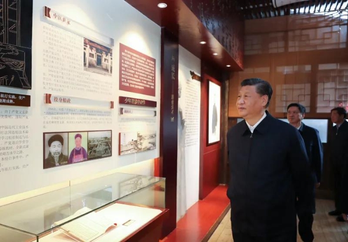 3月22日至25日，中共中央總書記、國家主席、中央軍委主席習近平在福建考察。這是24日下午，習近平在福州三坊七巷歷史文化街區(qū)參觀嚴復故居。新華社記者 鞠鵬 攝