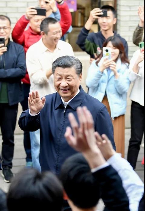 3月22日至25日，中共中央總書記、國家主席、中央軍委主席習近平在福建考察。這是24日下午，習近平在福州三坊七巷歷史文化街區(qū)考察時，向游客和市民招手致意。新華社記者 燕雁 攝