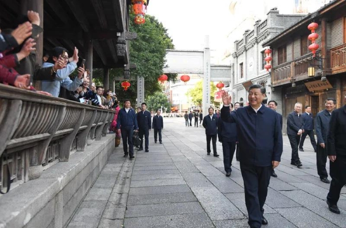 3月22日至25日，中共中央總書記、國家主席、中央軍委主席習近平在福建考察。這是24日下午，習近平在福州三坊七巷歷史文化街區(qū)考察時，向游客和市民招手致意。新華社記者燕雁 攝