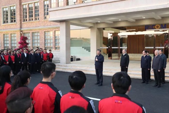 3月22日至25日，中共中央總書記、國家主席、中央軍委主席習近平在福建考察。這是24日下午，習近平在福州福建福光股份有限公司考察時，同企業(yè)職工親切交流。新華社記者 王曄 攝