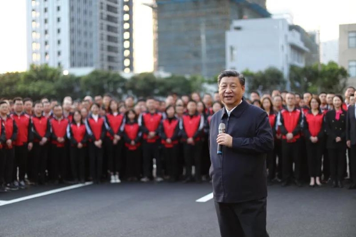 3月22日至25日，中共中央總書記、國家主席、中央軍委主席習近平在福建考察。這是24日下午，習近平在福州福建福光股份有限公司考察時，同企業(yè)員工親切交流。新華社記者 鞠鵬 攝