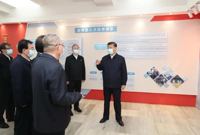 3月22日至25日，中共中央總書記、國家主席、中央軍委主席習近平在福建考察。這是25日上午，習近平在福州閩江學院，參觀校史和應用型辦學成果展示。新華社記者 王曄 攝
