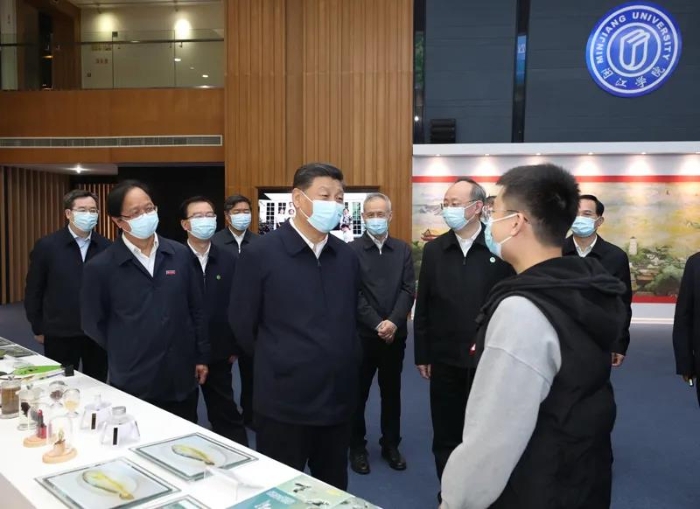 3月22日至25日，中共中央總書記、國家主席、中央軍委主席習近平在福建考察。這是25日上午，習近平在福州閩江學院，參觀校史和應用型辦學成果展示。新華社記者王曄 攝