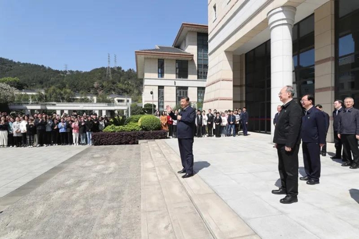 3月22日至25日，中共中央總書記、國家主席、中央軍委主席習近平在福建考察。這是25日上午，習近平在福州閩江學院考察時，同師生們親切交流。新華社記者 王曄 攝