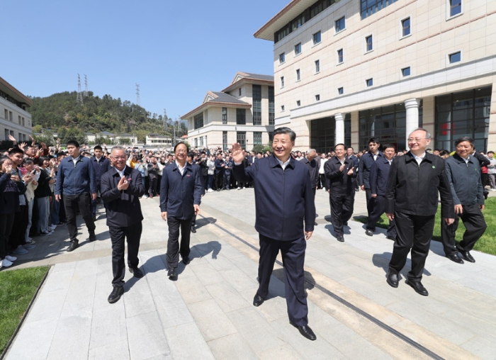 3月22日至25日，中共中央總書記、國家主席、中央軍委主席習近平在福建考察。這是25日上午，習近平在福州閩江學院考察時，向師生們揮手致意。新華社記者 王曄 攝