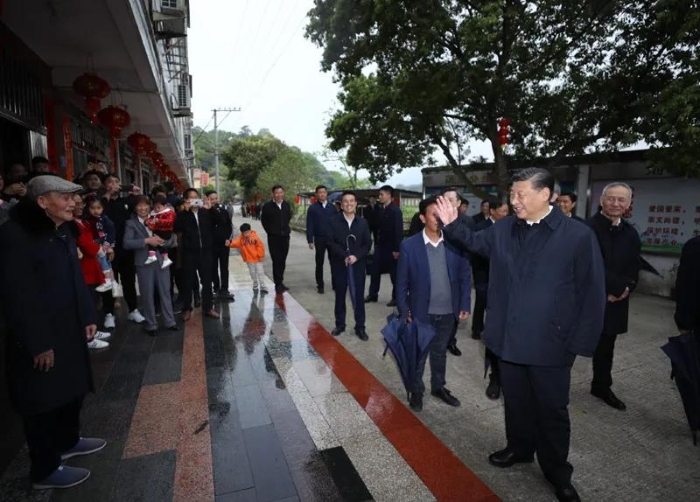 3月22日至25日，中共中央總書記、國家主席、中央軍委主席習近平在福建考察。這是23日下午，習近平在三明沙縣夏茂鎮(zhèn)俞邦村考察時，同村民親切交流。新華社記者 鞠鵬 攝