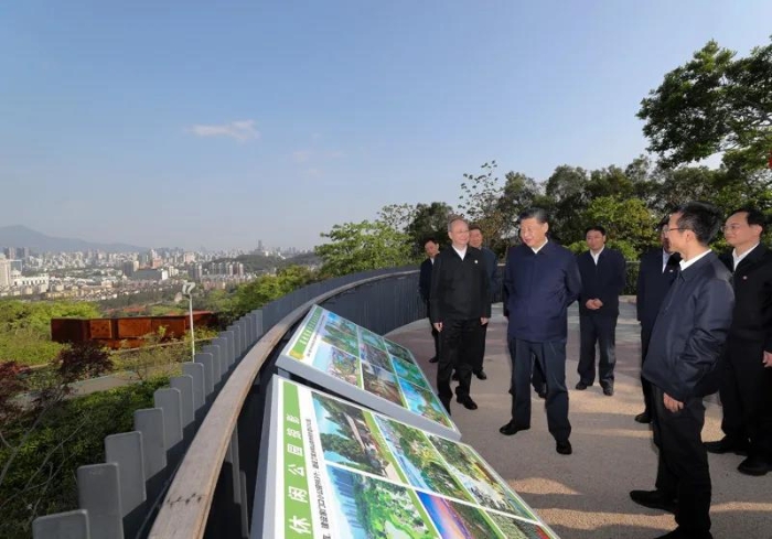 3月22日至25日，中共中央總書記、國家主席、中央軍委主席習近平在福建考察。這是24日下午，習近平在福州福山郊野公園觀景平臺，聽取城市生態(tài)公園規(guī)劃建設、城市水系綜合治理情況匯報。新華社記者 王曄 攝