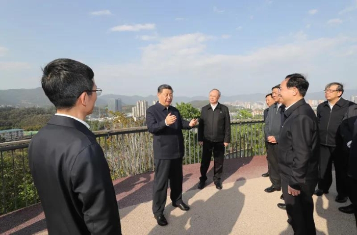 3月22日至25日，中共中央總書記、國家主席、中央軍委主席習近平在福建考察。這是24日下午，習近平在福州福山郊野公園觀景平臺，聽取城市生態(tài)公園規(guī)劃建設、城市水系綜合治理情況匯報。新華社記者王曄 攝