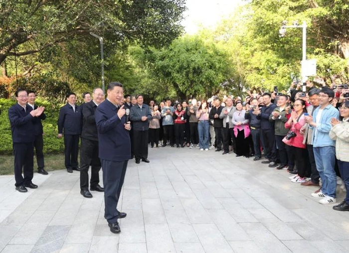 3月22日至25日，中共中央總書記、國家主席、中央軍委主席習近平在福建考察。這是24日下午，習近平在福州福山郊野公園考察時，同市民們親切交流。新華社記者 王曄 攝