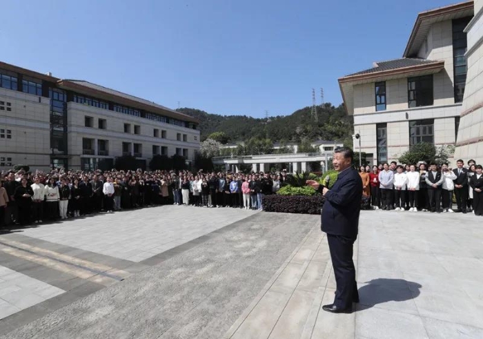 3月22日至25日，中共中央總書記、國家主席、中央軍委主席習近平在福建考察。這是25日上午，習近平在福州閩江學院考察時，同師生們親切交流。新華社記者 鞠鵬 攝