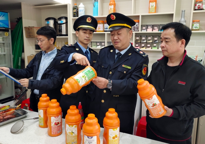 圖為3月30日該局執(zhí)法人員在一家奶茶店檢查食品添加劑。