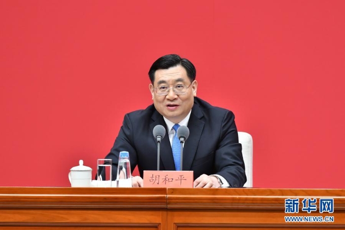 　3月23日，中共中央在北京舉行新聞發(fā)布會(huì)，介紹中國(guó)共產(chǎn)黨成立100周年慶祝活動(dòng)有關(guān)情況，并答記者問(wèn)。這是中宣部副部長(zhǎng)、文化和旅游部部長(zhǎng)胡和平在發(fā)布會(huì)上介紹有關(guān)情況。新華社記者 李鑫 攝