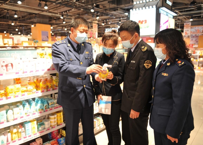 圖為該局執(zhí)法人員在大型商超兒童化妝品專柜進行檢查。
