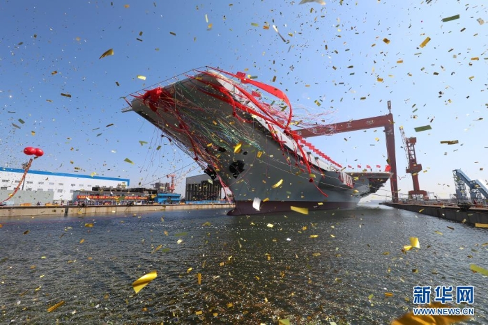 2017年4月26日，我國第二艘航空母艦下水儀式在中國船舶重工集團(tuán)公司大連造船廠舉行。新華社記者 李剛 攝