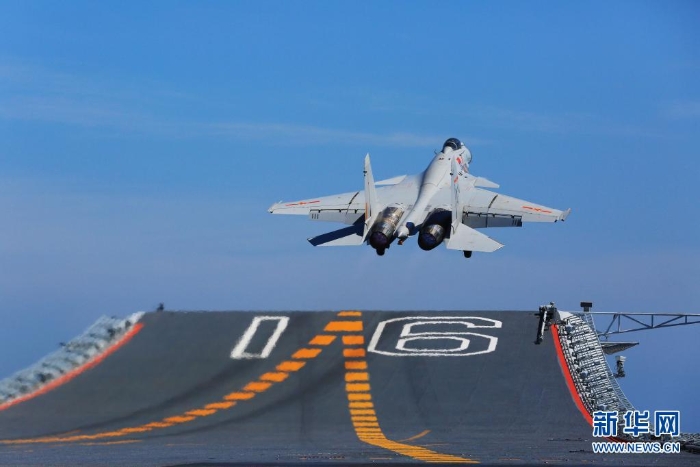 2017年7月1日，一架殲-15艦載戰(zhàn)斗機(jī)從遼寧艦滑躍起飛。新華社發(fā)（曾濤 攝）